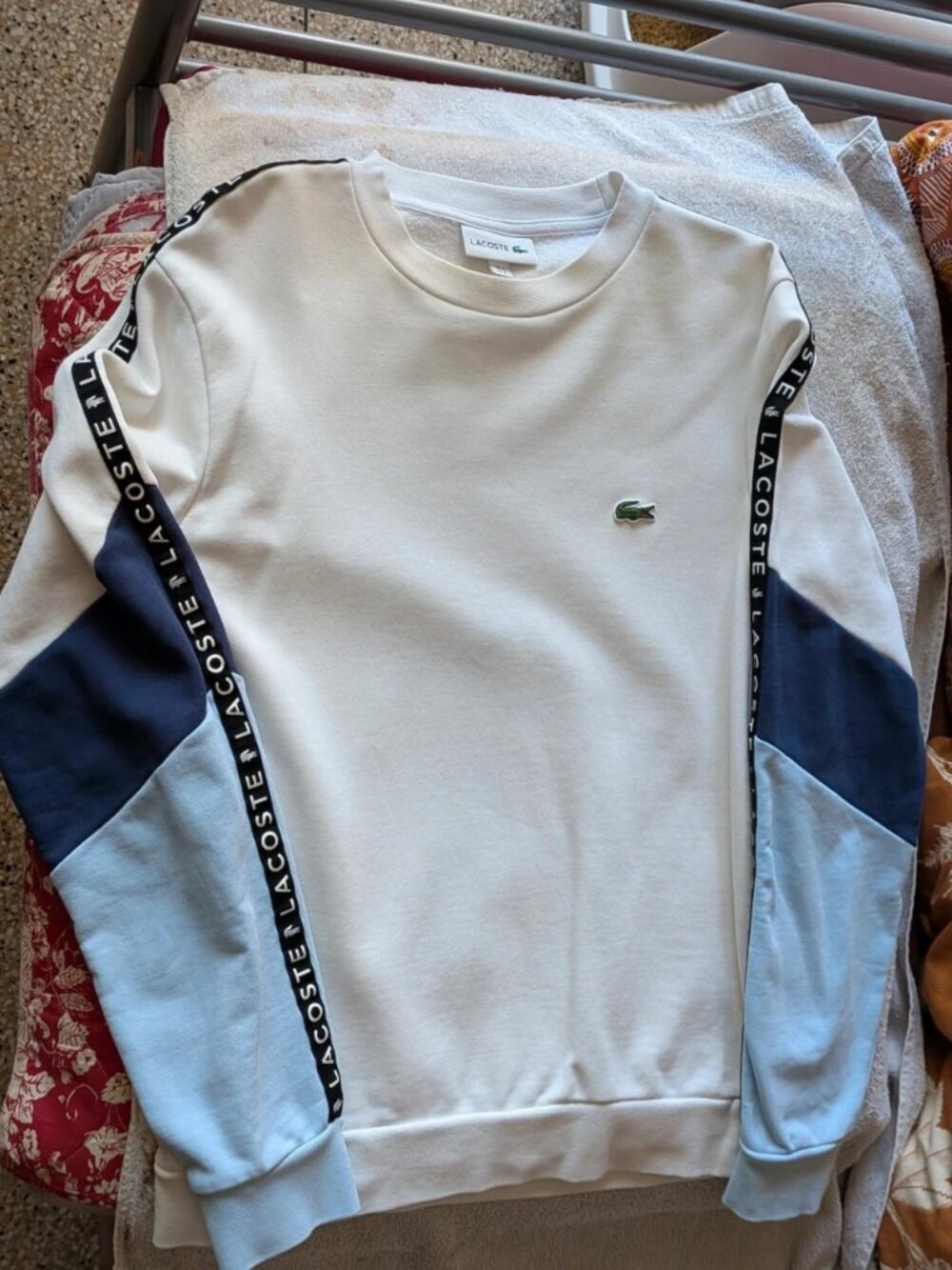 Crewneck sweatshirt in cream and navy tones, size S
